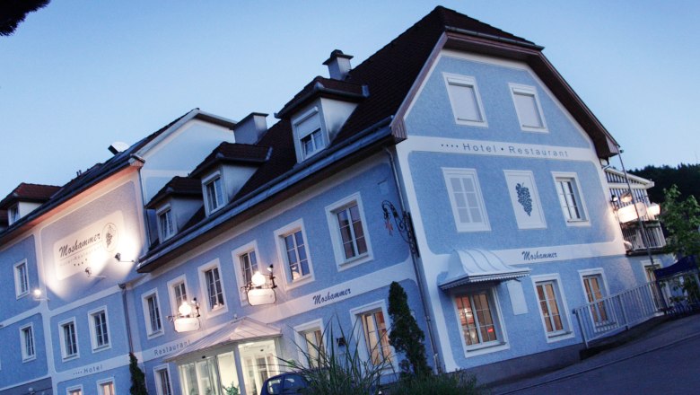 Außenansicht des Landgasthofs Moshammer bei Dämmerung.