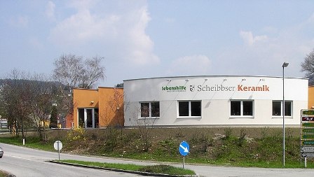 Gebäude der Lebenshilfe Scheibbser Keramik an einer Straße.