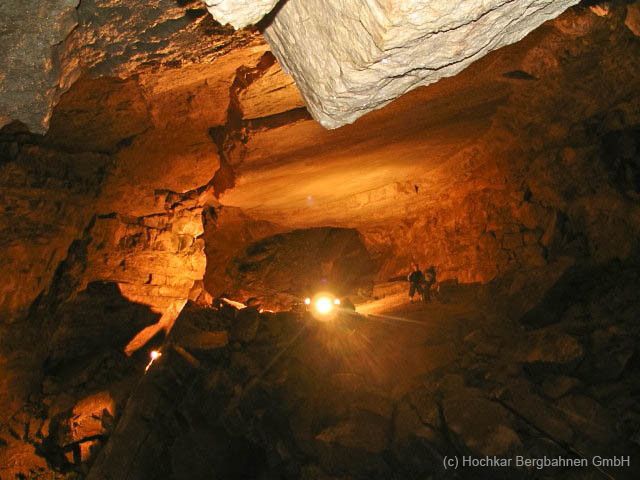 Innenansicht der Hochkarhöhle mit beleuchteten Felsformationen.