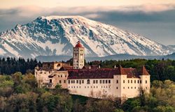 Die majestätische Schallaburg erhebt sich stolz vor der beeindruckenden Kulisse der schneebedeckten Berge. Im Frühling blühen die umliegenden Wiesen in leuchtenden Farben und laden zu einem unvergesslichen Spaziergang ein. Hier verschmelzen Geschichte und Natur zu einem harmonischen Erlebnis.