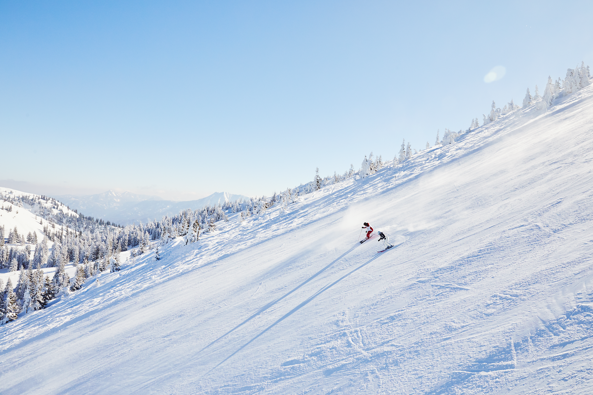Die schneebedeckten Hänge des Hochkars laden zu unvergesslichen Abenteuern im Winter ein. Skifahrer gleiten elegant über die glitzernde Piste, während die klare, kalte Luft erfrischend und belebend wirkt. Umgeben von majestätischen Bergen und schneebedeckten Tannen, ist dies ein wahres Winterparadies.