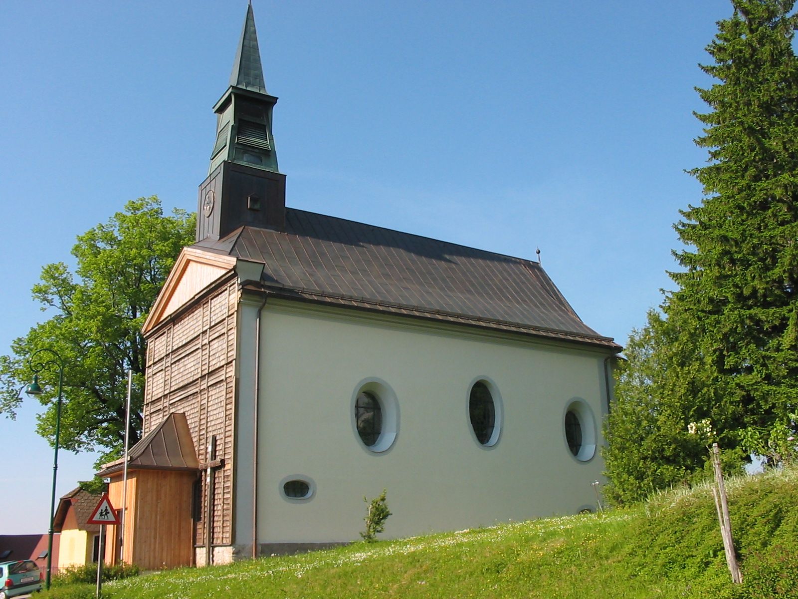 Hl. Anna Kirche in Puchenstuben mit grünem Umfeld und blauem Himmel.