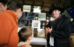 In der faszinierenden Welt des Eisens erleben Besucher die Kunst des Schmiedens hautnah. Ein leidenschaftlicher Schmied erklärt den kleinen Gästen die Geheimnisse seines Handwerks, während sie gebannt den funkelnden Funken folgen. Die Atmosphäre ist geprägt von Neugier und Staunen, während die Geschichte des Schmiedezentrums lebendig wird.