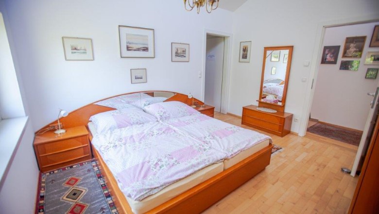 Room ensuite, &copy; itjproductions