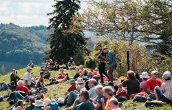 Konzert von Luomuduo auf einer Anhöhe