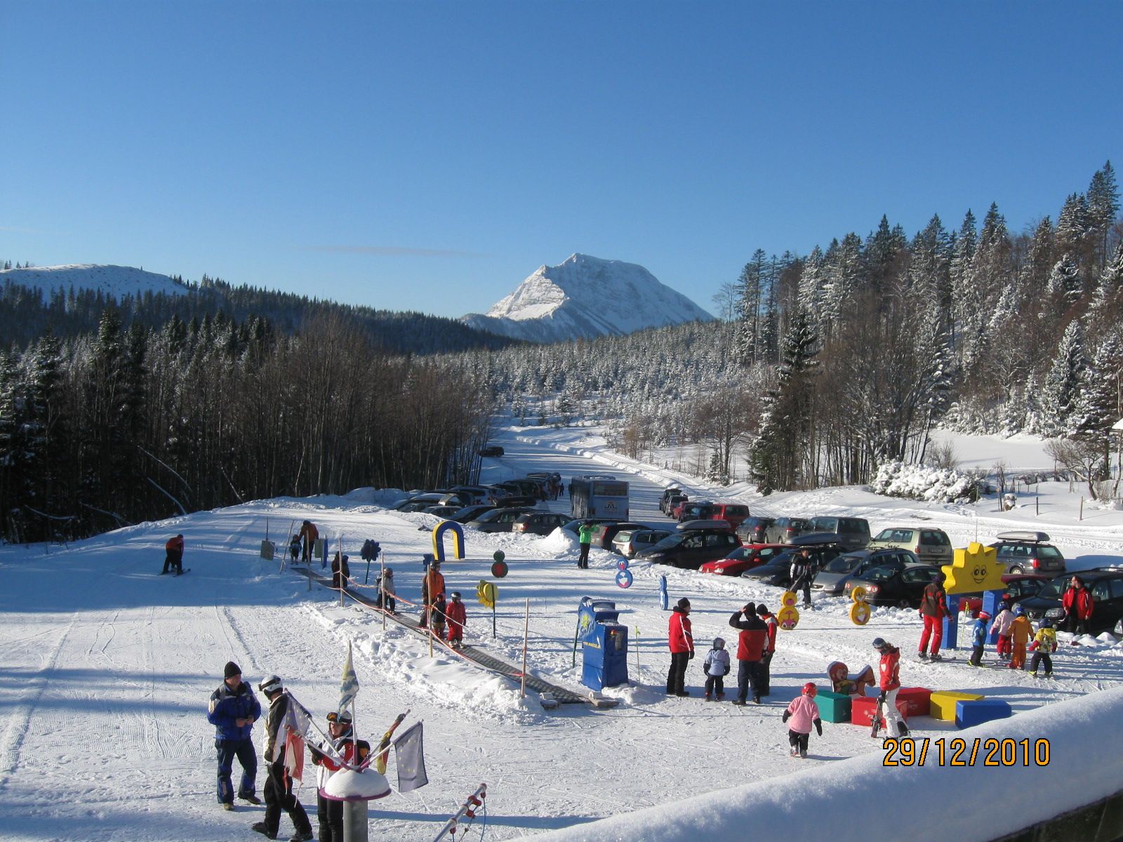 Winterlandschaft mit Skilift und spielenden Kindern in Puchenstuben.