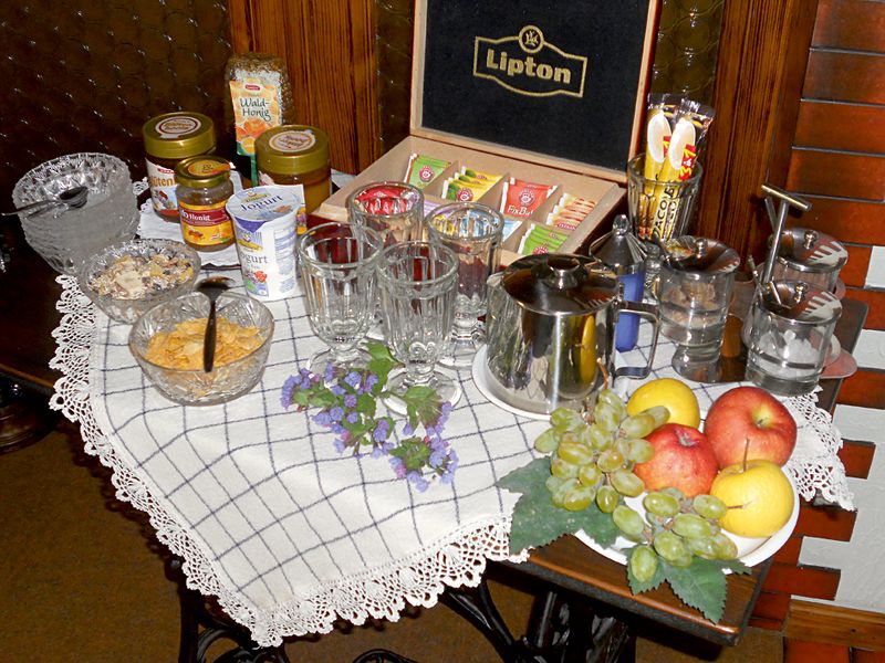 Frühstücksbuffet mit verschiedenem Tee, Obst und Aufstrichen.