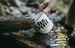 Eine erfrischende Trinkpause am glitzernden Wasser, während die sanften Klänge der Natur um einen herum erklingen. Die Emailletasse in der Hand spiegelt die Schönheit der Umgebung wider, während die Ybbstaler Alpen majestätisch im Hintergrund thronen. Hier wird jeder Schluck zum Genuss und jede Sekunde zur Erinnerung.