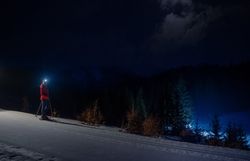 In der stillen Nacht erleuchtet der Schnee den Weg für abenteuerlustige Schneeschuhwanderer. Die klare Luft und die funkelnden Sterne schaffen eine magische Atmosphäre, die zum Entdecken einlädt. Hier, im Herzen des Mariazellerlandes, wird der Winter zum unvergesslichen Erlebnis.