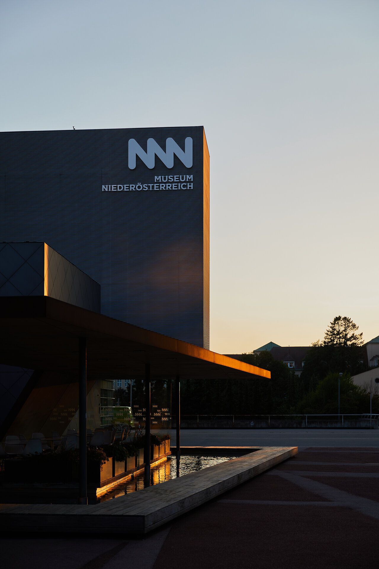 Im warmen Licht der Abendsonne strahlt das moderne Gebäude des Museums in sanften Grautönen. Die ruhige Atmosphäre lädt dazu ein, die Umgebung zu erkunden und die Schönheit der Architektur zu genießen. Ein Ort, der sowohl Kultur als auch Natur harmonisch vereint.