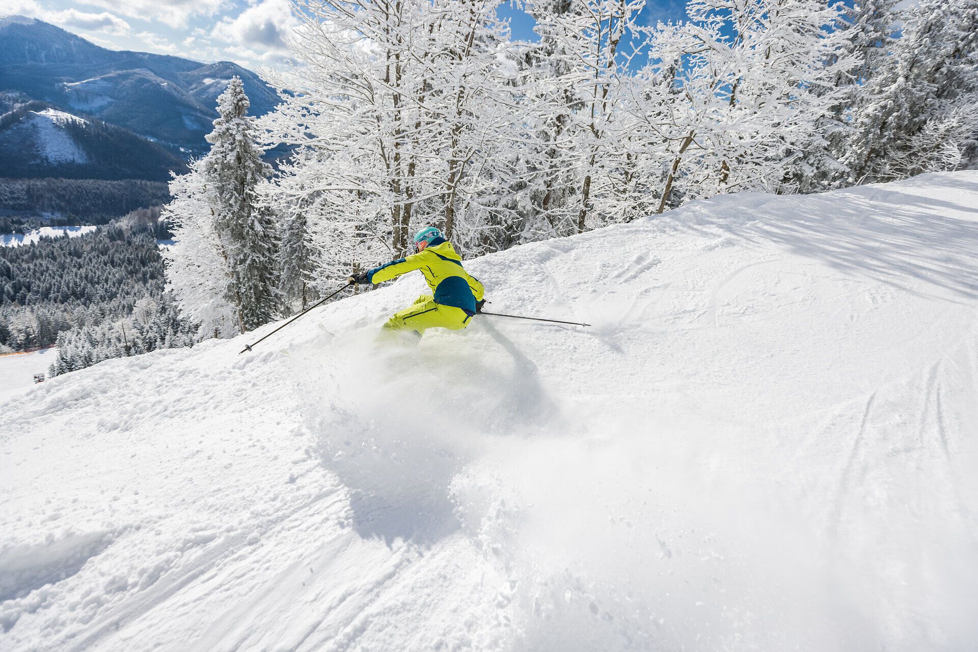 Die schneebedeckten Hänge laden zu einem unvergesslichen Skierlebnis ein, während die strahlende Sonne den glitzernden Schnee erleuchtet. Hier, in der winterlichen Idylle von Annaberg, spüren Sie die Freiheit und den Nervenkitzel des Abfahrens durch die unberührte Natur.