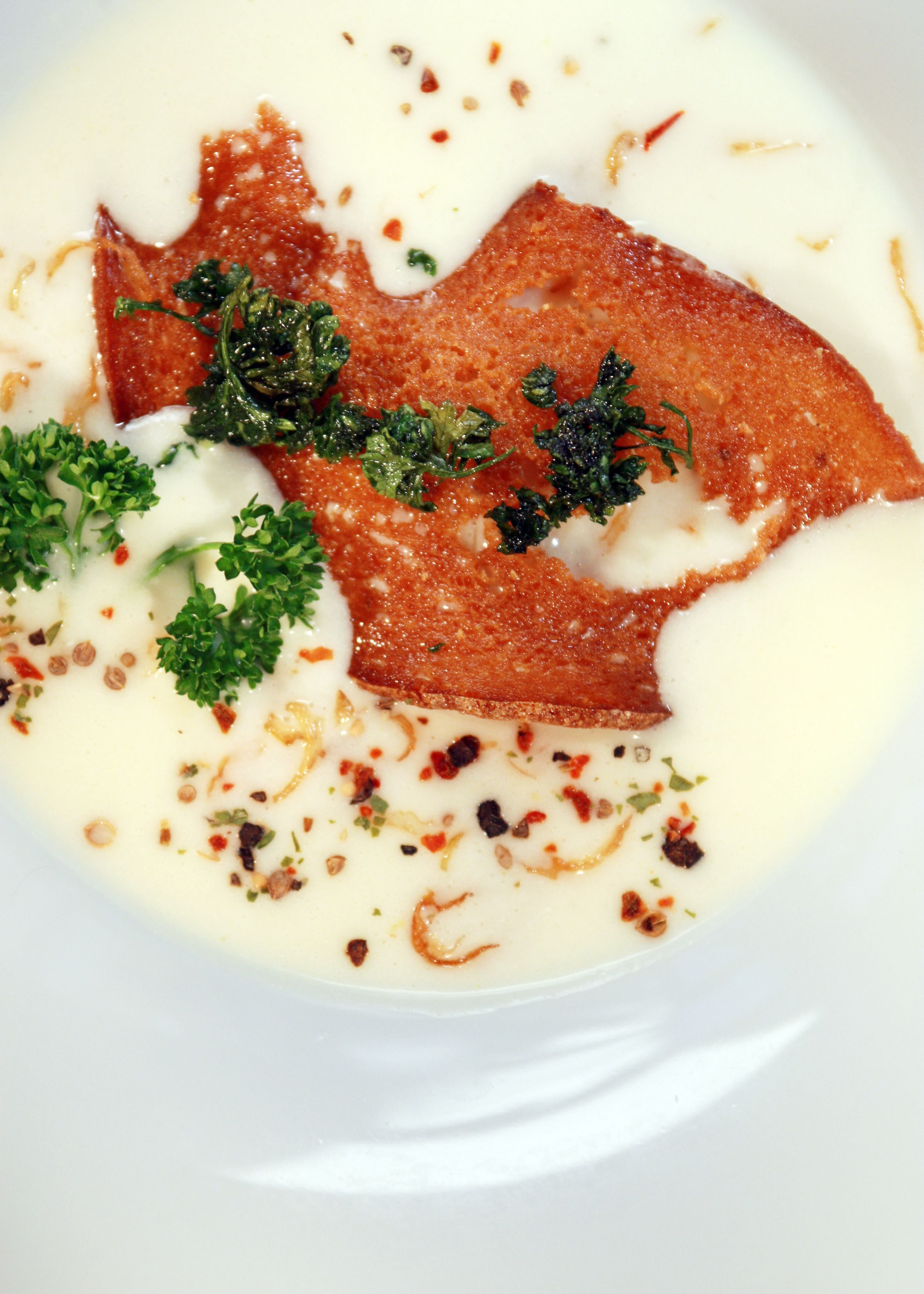 Mostviertler Mostsuppe serviert mit Schwarzbrotcroûtons und gehackter Petersilie.