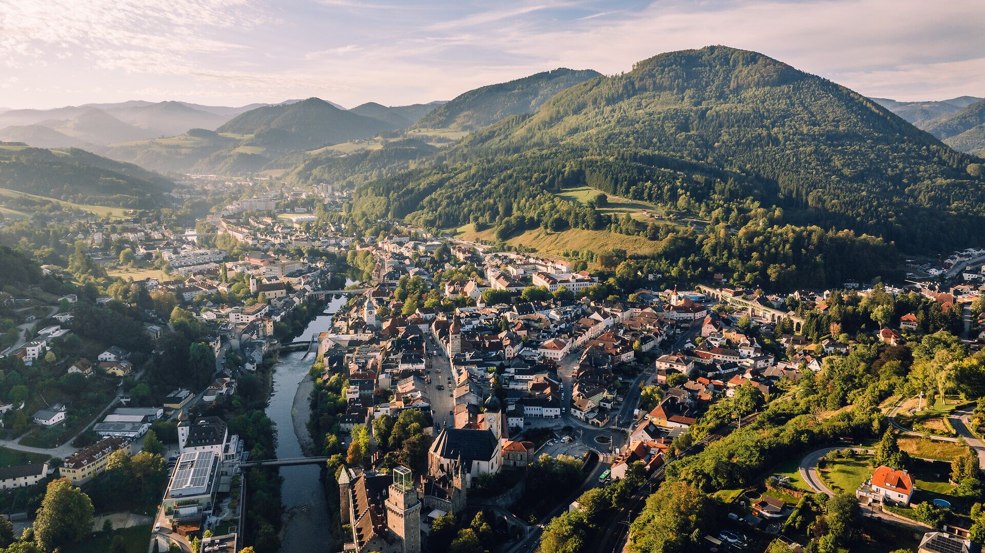 Luftaufnahme von Waidhofen an der Ybbs mit historischer Altstadt, Ybbs und bewaldeten Bergen der Ybbstaler Alpen.