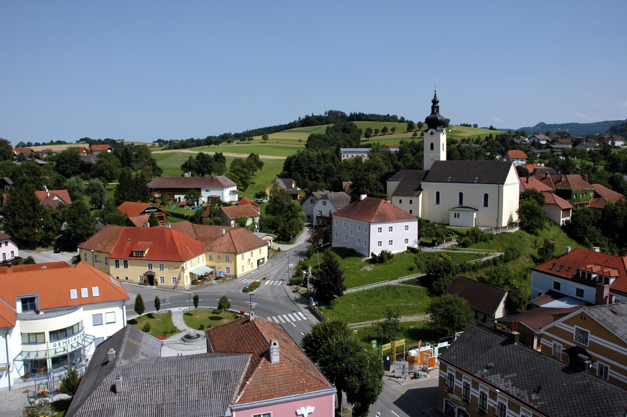 Luftaufnahme von Oberndorf an der Melk mit Kirche und umliegenden Gebäuden.