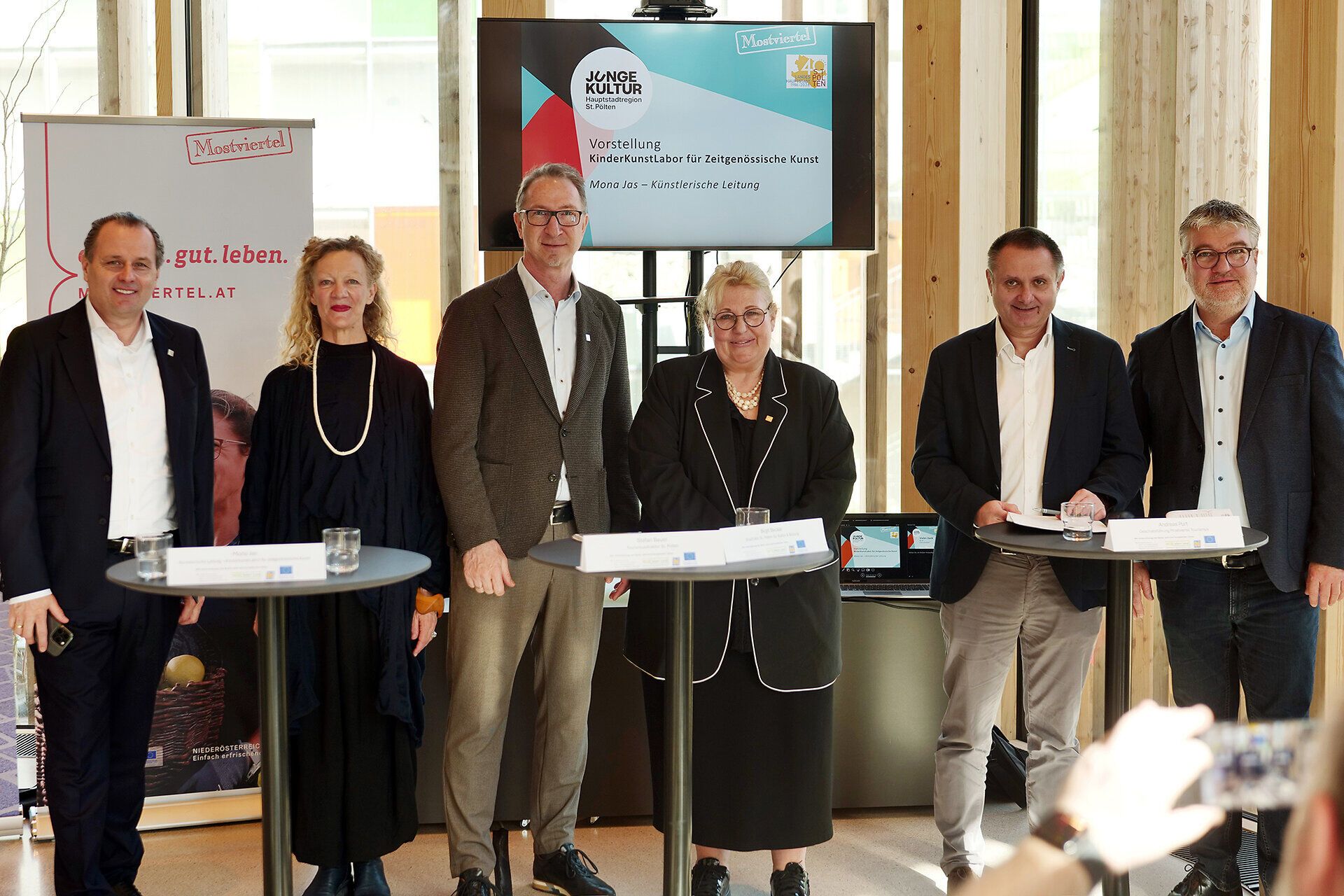 Redner bei einem Pressegespräch im KinderKunstLabor St. Pölten