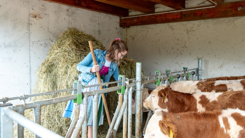 Magdalena in the barn with the calves, &copy; Familie Grasberger