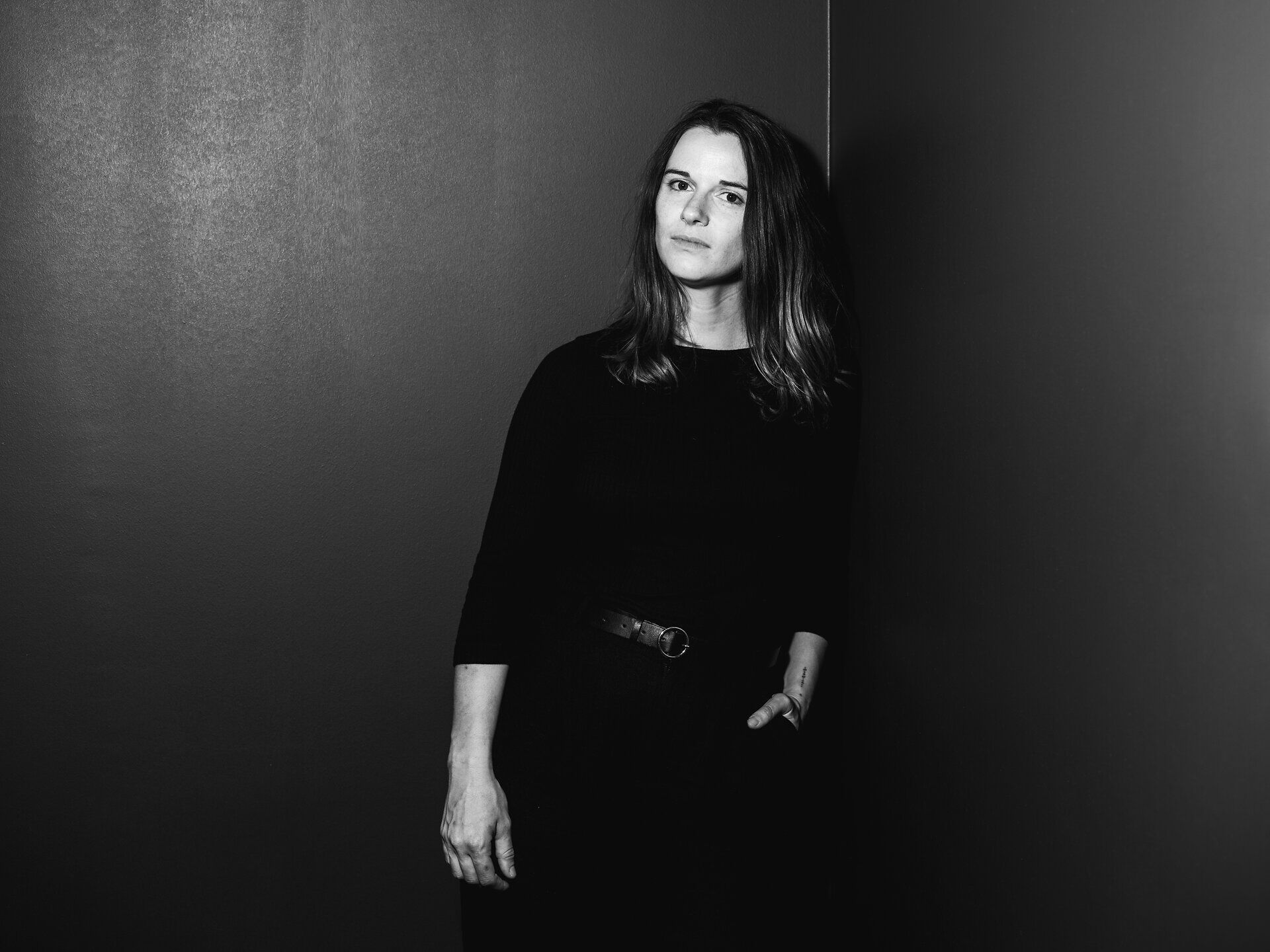 Schwarz-weiß Porträt von Helena Jordan - Inhaberin des Café Capra