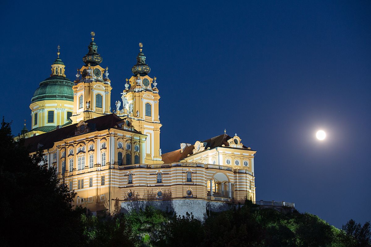 Stift Melk bei Nacht