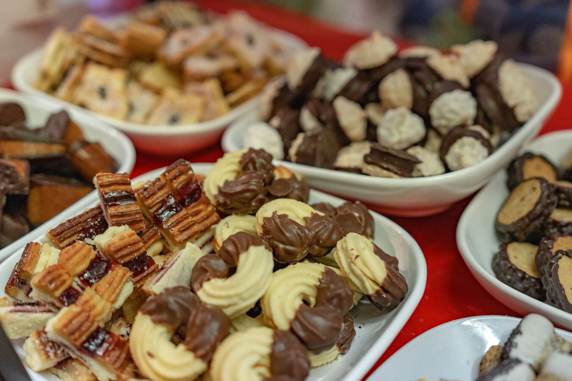 Handgemachte Kekse aller Art werden auf dem Adventmarkt angeboten.