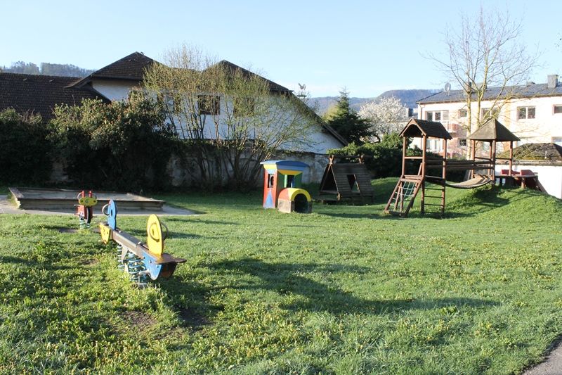 Ein Spielplatz mit Wippe, Sandkasten und Klettergerüst im Töpperpark.