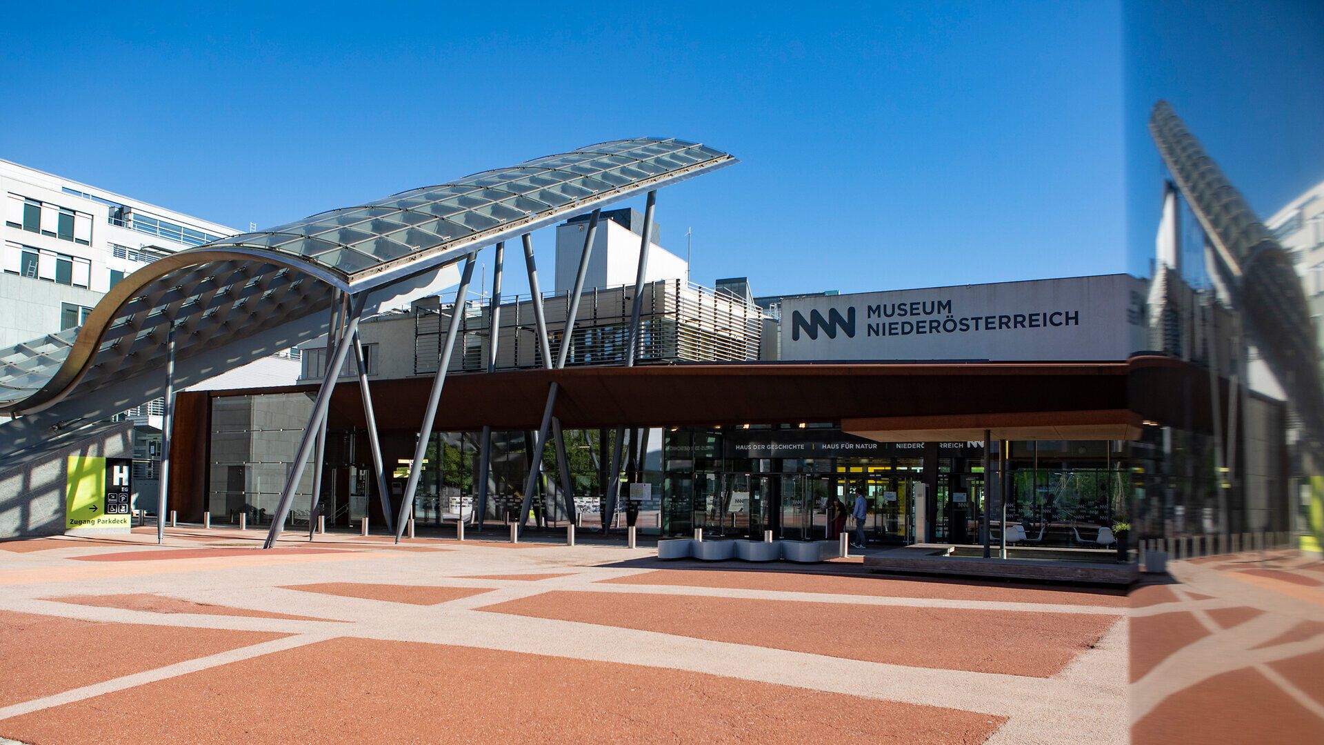 Das moderne Museum Niederösterreich beeindruckt mit seiner architektonischen Eleganz und lädt Besucher ein, die kulturellen Schätze der Region zu entdecken. Umgeben von einer einladenden Atmosphäre, bietet es einen perfekten Ort für Paare, um gemeinsam in die Geschichte und Kunst einzutauchen.