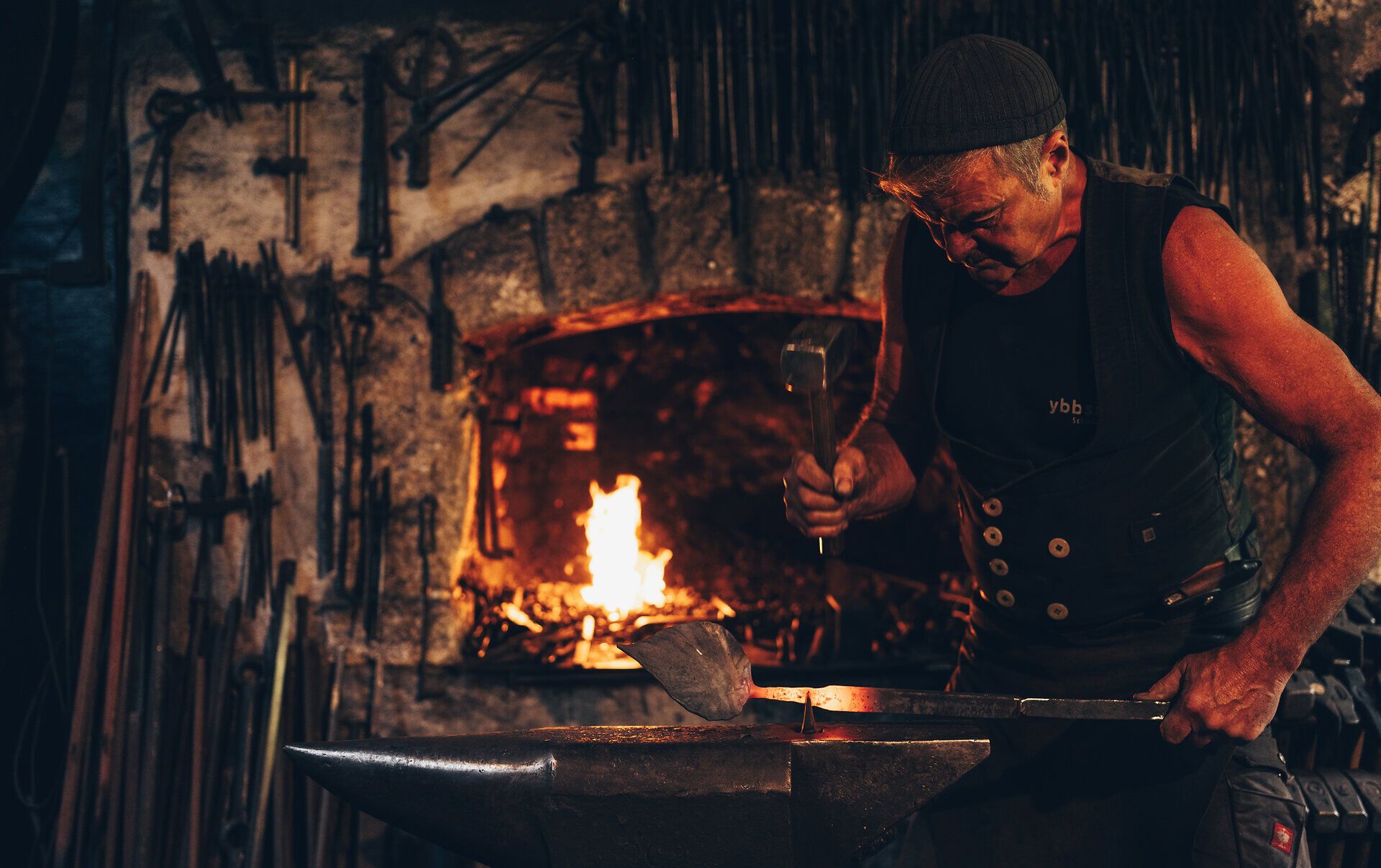 In der Schmiede am Wasser wird mit Leidenschaft und handwerklichem Geschick gearbeitet. Funken sprühen, während der Schmied das glühende Eisen formt und die Atmosphäre von Tradition und Kunstfertigkeit erfüllt. Ein Ort, an dem die Geschichte des Handwerks lebendig wird.