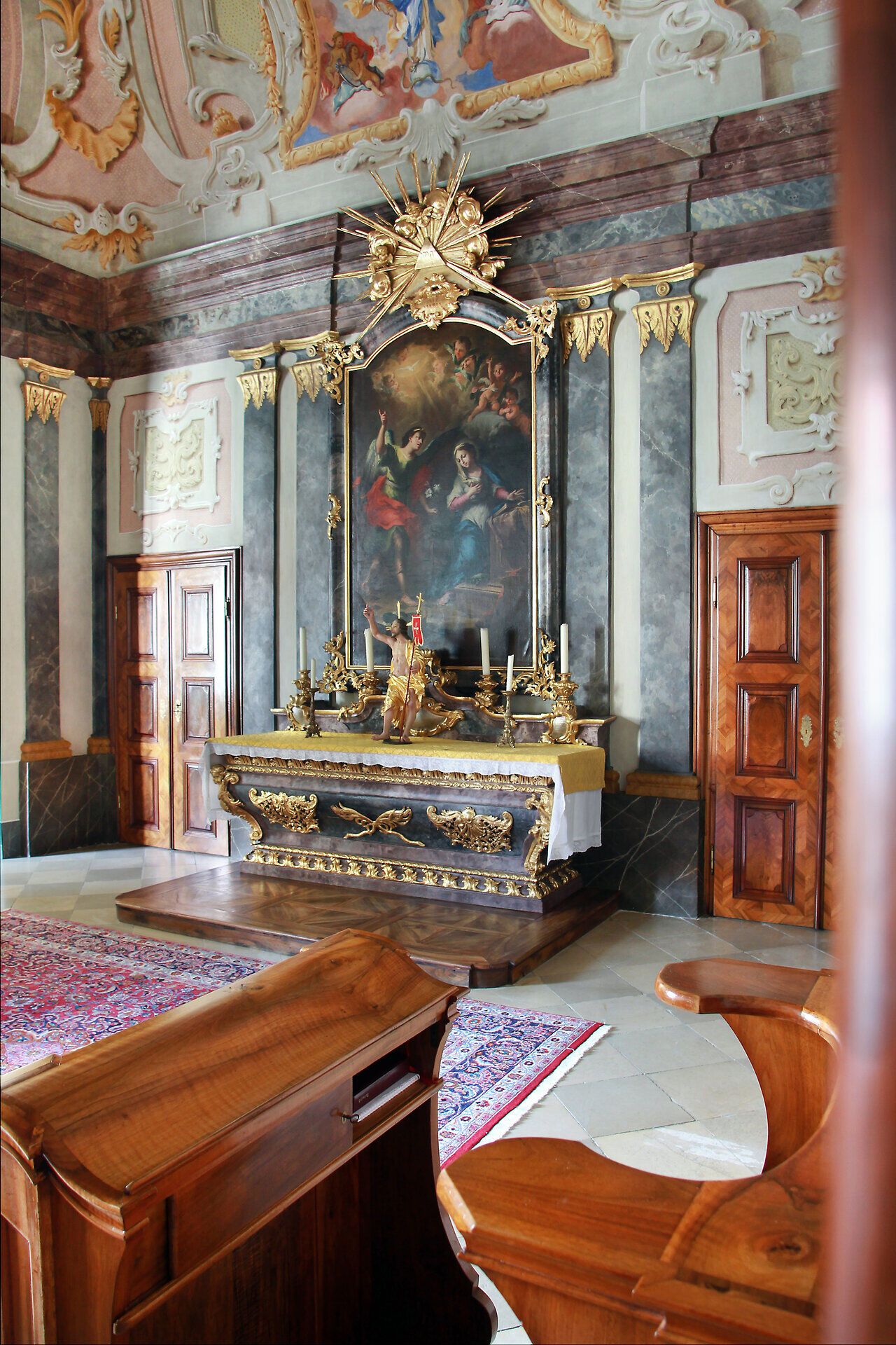 Die prachtvolle Innenansicht des Stifts Herzogenburg strahlt eine ruhige Spiritualität aus. Die kunstvoll gestalteten Wände und der eindrucksvolle Altar laden dazu ein, einen Moment der Besinnung und des Staunens zu genießen.