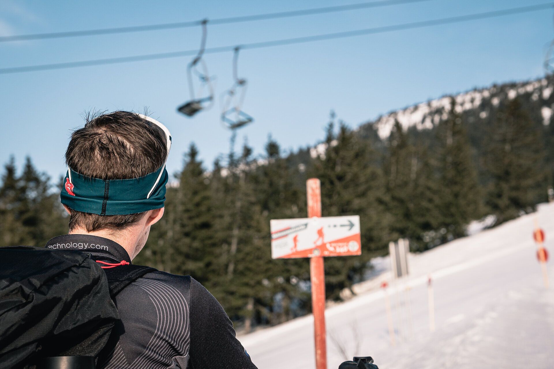 Die schneebedeckten Hänge des Großen Ötschers laden zu unvergesslichen Skitouren ein. Die klare, kalte Luft und die strahlende Sonne schaffen eine perfekte Winterlandschaft, die zum Erkunden einlädt. Hier, umgeben von majestätischen Nadelbäumen, spürt man die Ruhe und Schönheit der Natur.