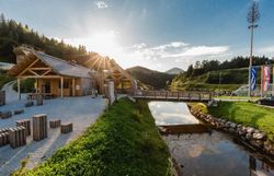 Umgeben von majestätischen Bergen und üppigem Grün, lädt das Naturparkzentrum zu unvergesslichen Erlebnissen in der Natur ein. Die sanften Wellen des Wassers spiegeln die Schönheit der Umgebung wider und schaffen eine friedliche Atmosphäre, die zum Verweilen einlädt.
