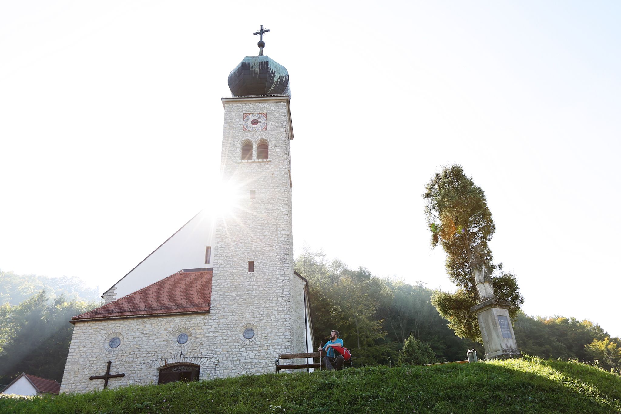 Wallfahrtskirche Maria Schnee mit Sonnenschein durch den Kirchturm.