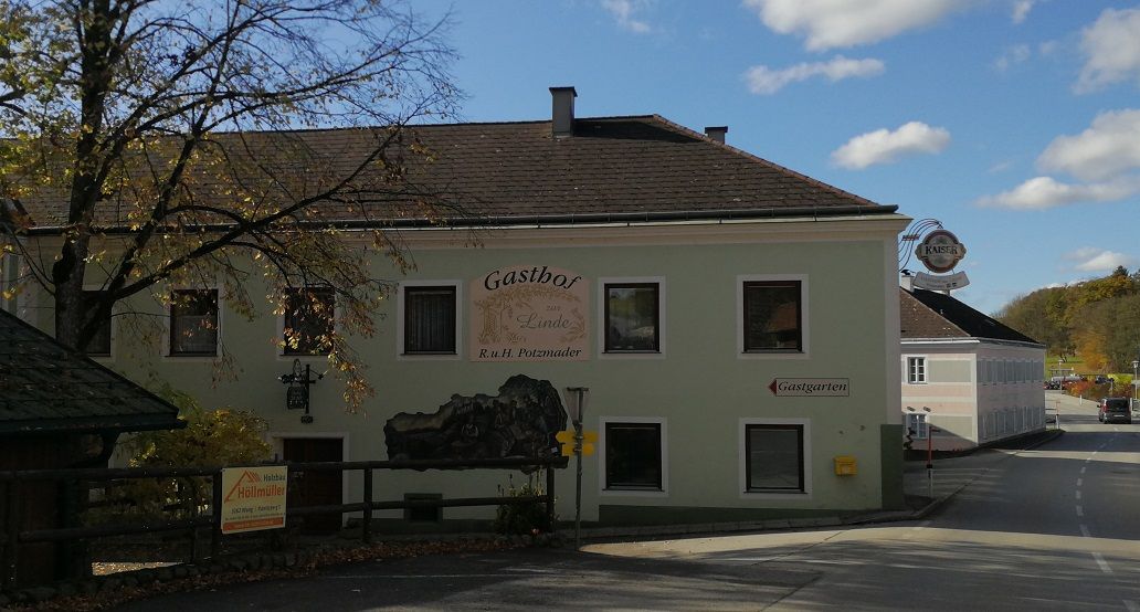 Außenansicht eines Gasthauses mit Schild 'Gasthof zur Linde'.