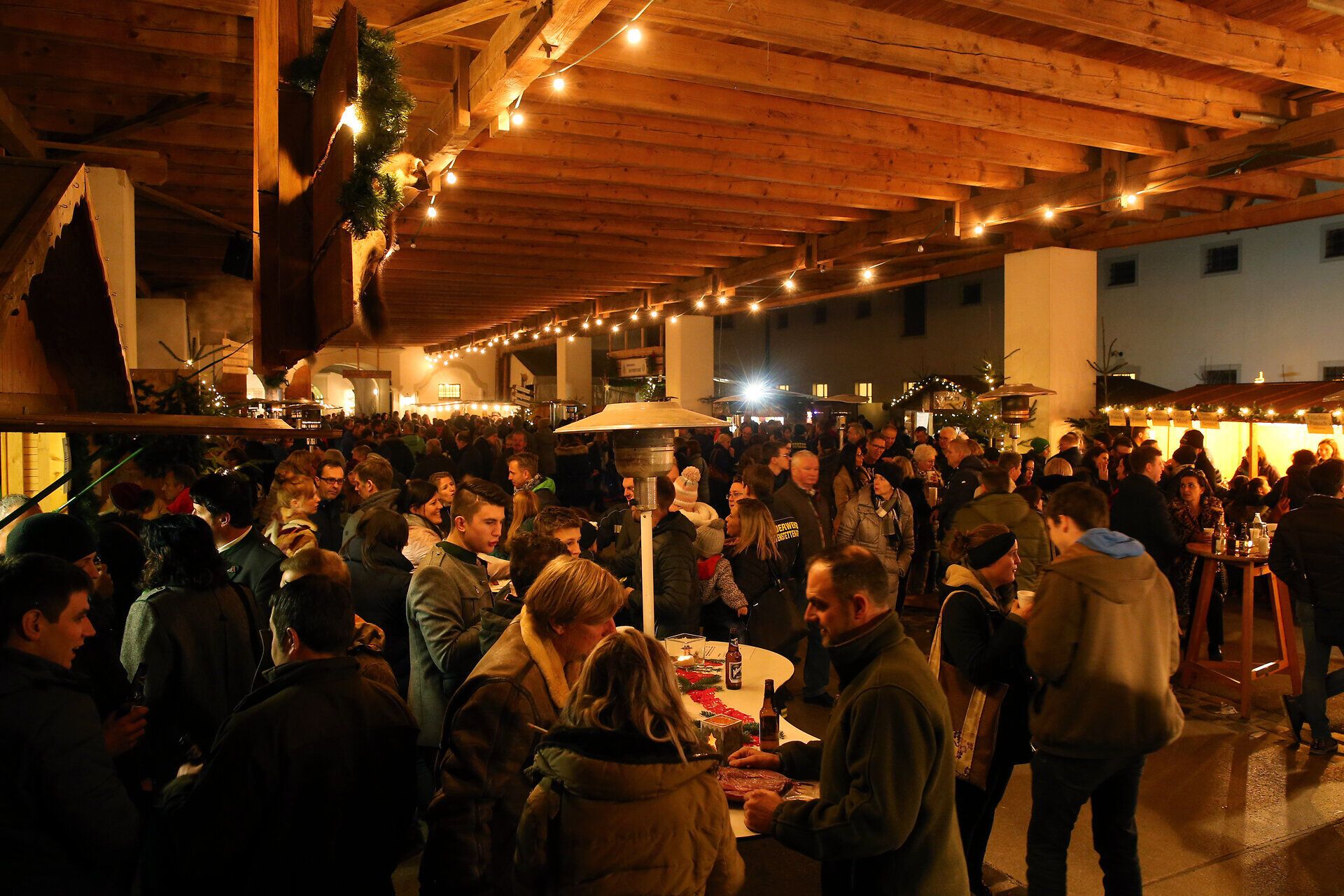 Der Adventmarkt in Stift Seitenstetten erstrahlt in festlichem Glanz, während die warmen Lichter eine einladende Atmosphäre schaffen. Besucher schlendern zwischen liebevoll dekorierten Ständen, die handgefertigte Geschenke und köstliche Leckereien anbieten. Der Duft von Glühwein und frisch gebackenem Gebäck erfüllt die Luft und verspricht unvergessliche Momente in der Vorweihnachtszeit.