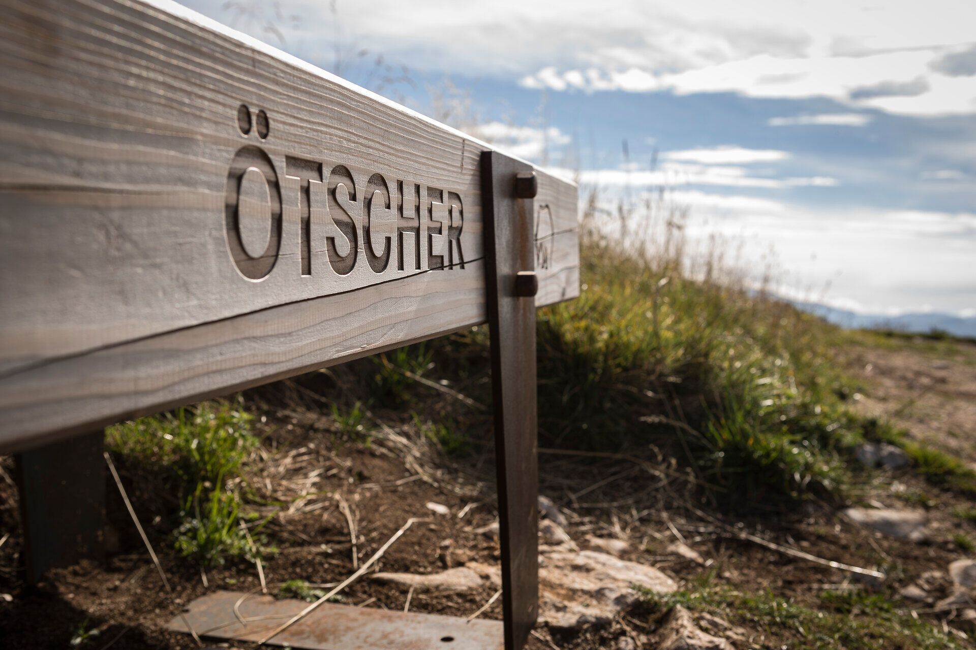 Die sanften Hügel und die majestätischen Gipfel laden zu unvergesslichen Wanderungen ein. Hier, wo die Natur in voller Pracht erblüht, können Besucher die frische Bergluft genießen und die atemberaubenden Ausblicke auf die umliegende Landschaft erleben.