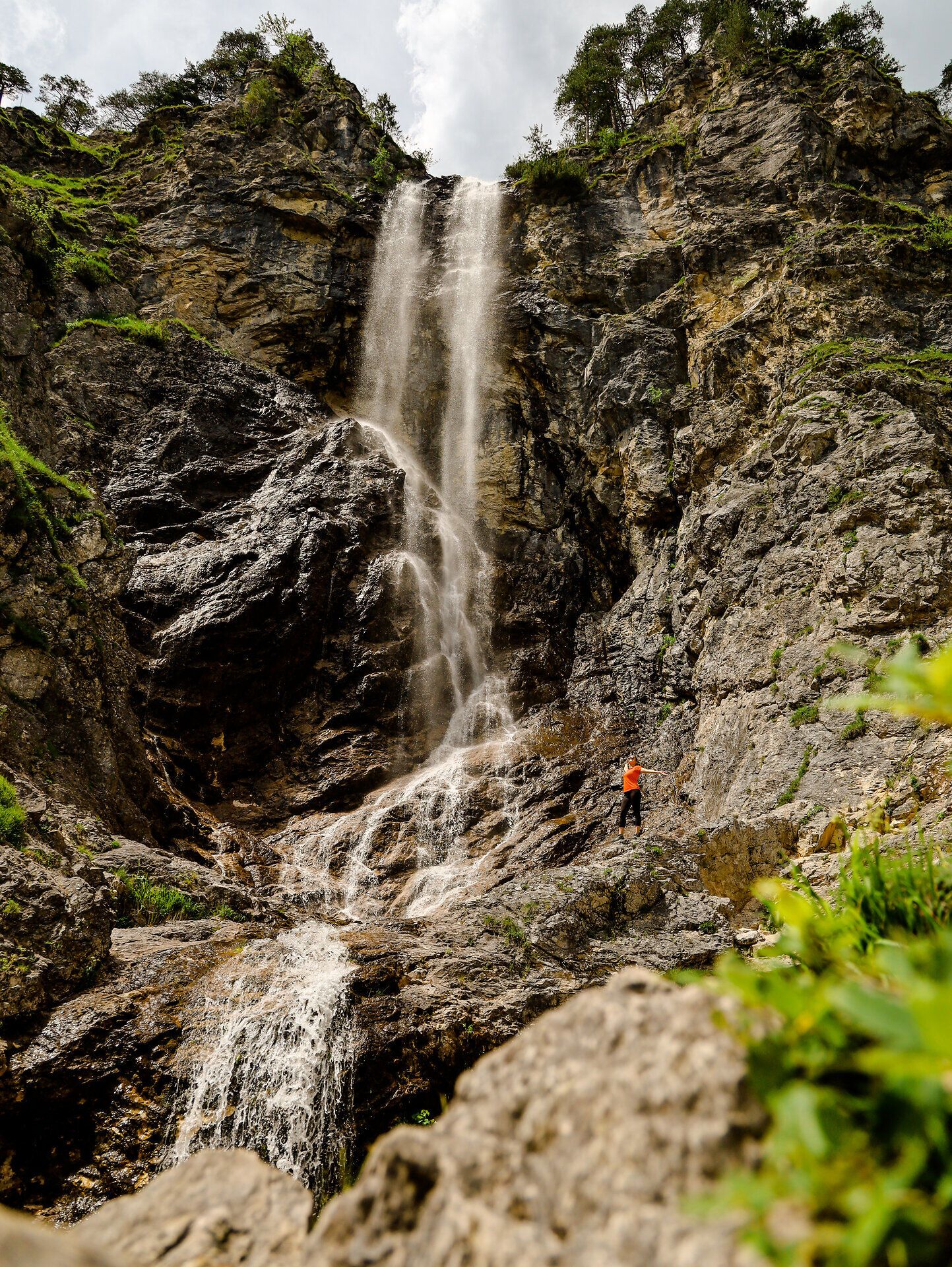 Ein majestätischer Wasserfall stürzt über die schroffen Felsen und erzeugt einen erfrischenden Nebel, der die umliegende Natur belebt. Die üppige Vegetation und die beeindruckenden Felsformationen laden zu einem unvergesslichen Abenteuer in dieser idyllischen Landschaft ein.