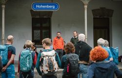 Apeiron Quartet spielt am Bahnhof Hohenberg.
Klassische Klänge zwischen Schienen und Bergen – das Quartett verwandelt den Bahnhof in eine außergewöhnliche Konzertbühne.