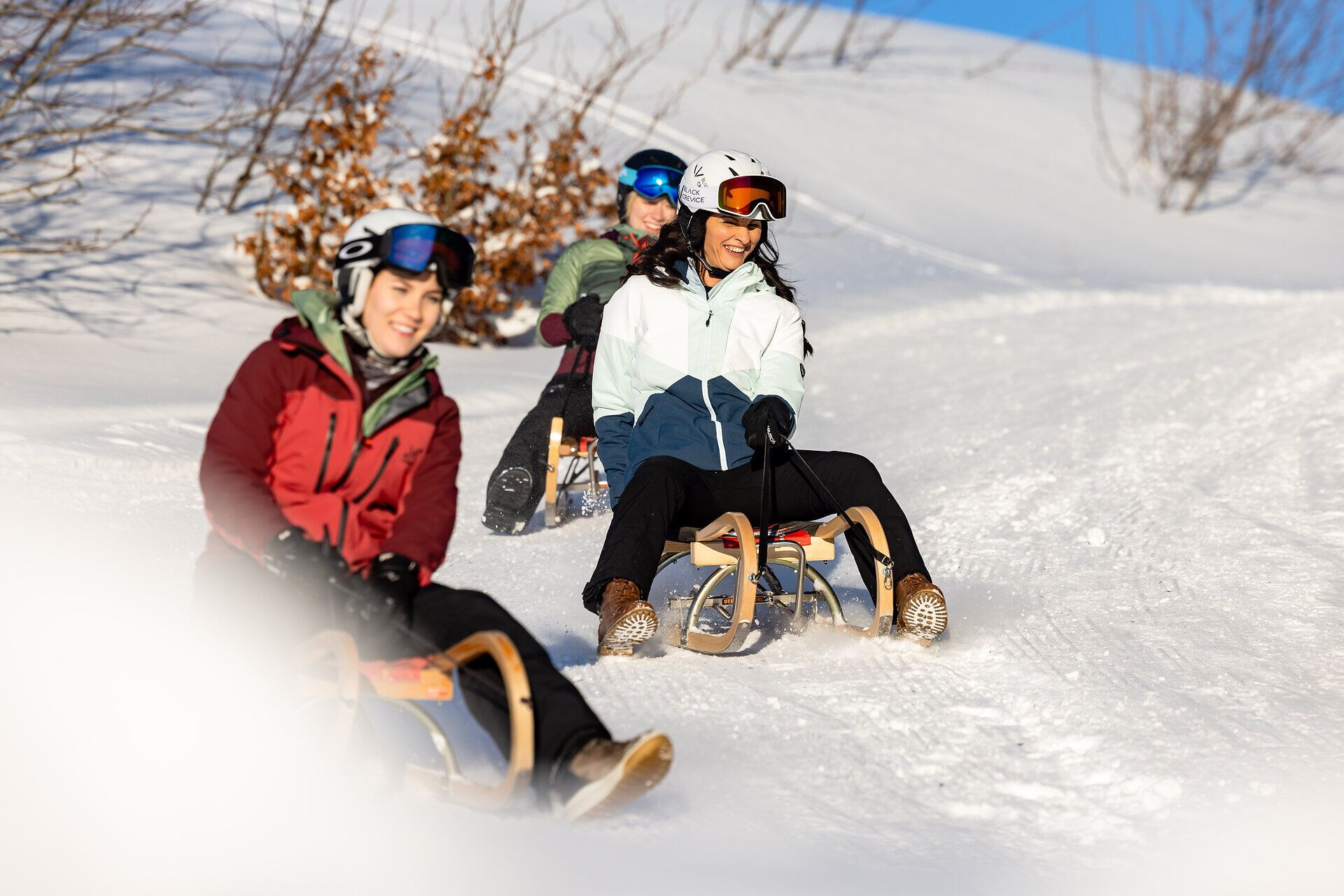 Die frische Winterluft erfüllt die Herzen der jungen Rodler mit Freude, während sie mit ihren Schlitten die verschneiten Hänge hinunter sausen. Umgeben von der malerischen Winterlandschaft des Mostviertels, genießen sie unbeschwerte Stunden voller Spaß und Abenteuer.