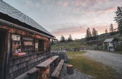 Traditionelle Almhütte auf der Schwarzalm bei Göstling im Sommerlicht.