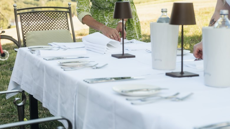 Gedeckte Tafel vor dem Dörrhaus, © friendship.is / Ian Ehm