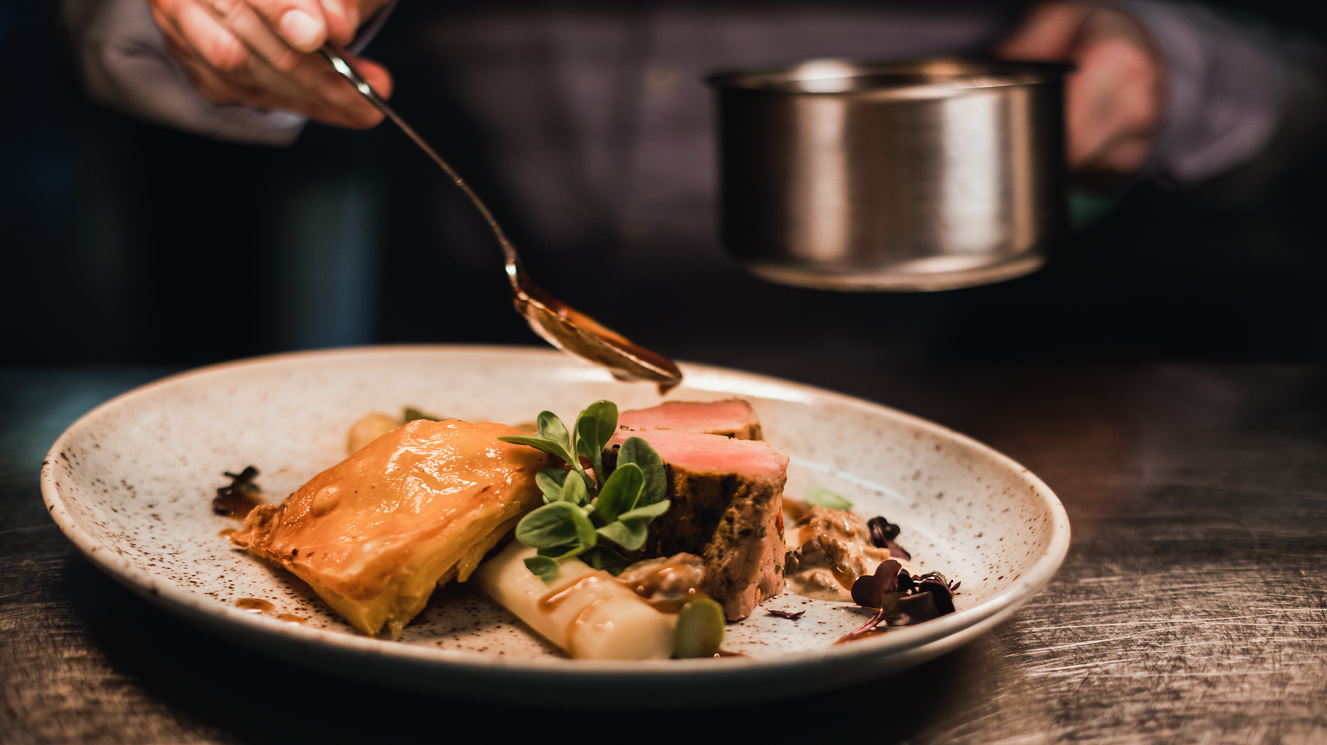 Ein köstliches Gericht aus zartem Kalbsmedaillon, umgeben von frischen Morcheln und knackigem Spargel, verleiht dem Gaumen ein Fest der Aromen. Das Kartoffelgratin rundet das Erlebnis ab und lädt dazu ein, die kulinarischen Schätze der Region zu entdecken.
