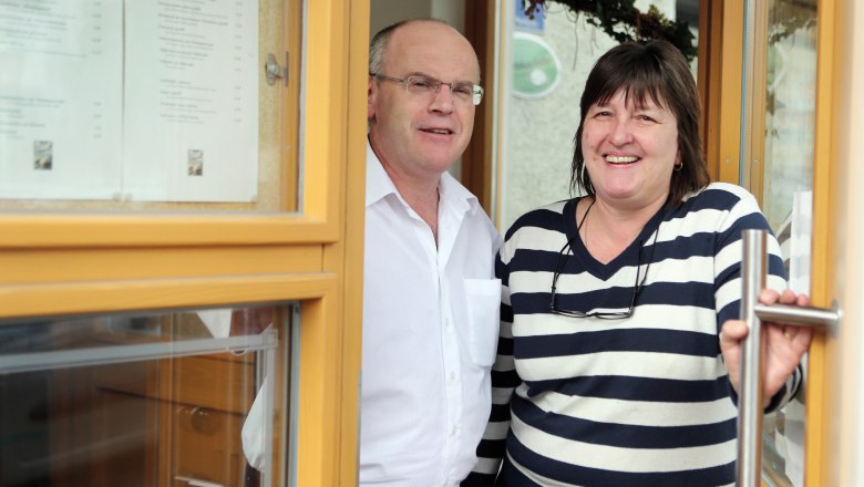 Zur Linde Neuhofen/Ybbs, © weinfranz.at Ein Mann und eine Frau stehen lächelnd in einer Türöffnung eines Gebäudes.