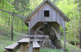 Holzm&uuml;hle mit Wasserrad im Wald