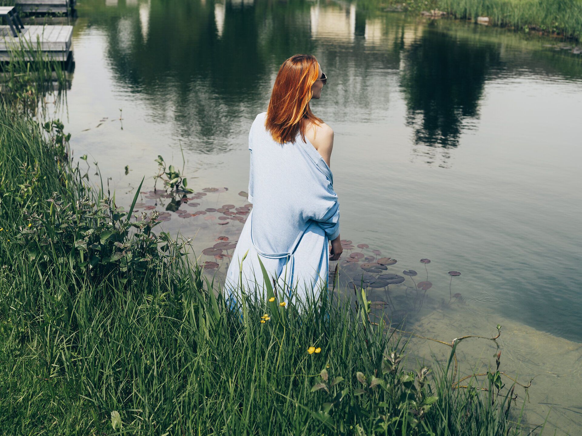 Ein sanfter Wind streicht über den glitzernden Schwimmteich, während die Sonne die Wasseroberfläche in funkelnde Diamanten verwandelt. Umgeben von üppigem Grün und bunten Wildblumen lädt dieser Ort zum Entspannen und Verweilen ein. Hier, wo die Natur in voller Pracht erblüht, findet jeder Besucher einen Moment der Ruhe und Erholung.