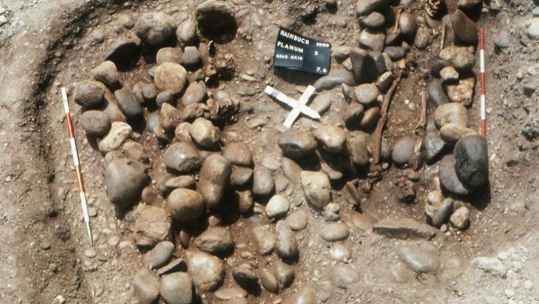 Mit Steinen bedeckte Gräber während der archäologischen Ausgrabung, © Erik Szameit