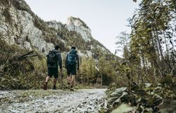 Zwei Wanderer genießen die frische Bergluft und die atemberaubende Landschaft der Ybbstaler Alpen. Umgeben von majestätischen Felsen und üppigem Grün, führt der Weg durch eine unberührte Natur, die zum Verweilen und Staunen einlädt.