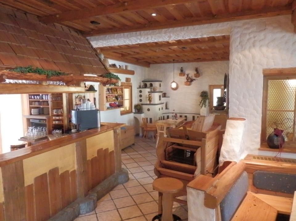 Gemütliche Gaststube mit Holzmöbeln und rustikalem Dekor.