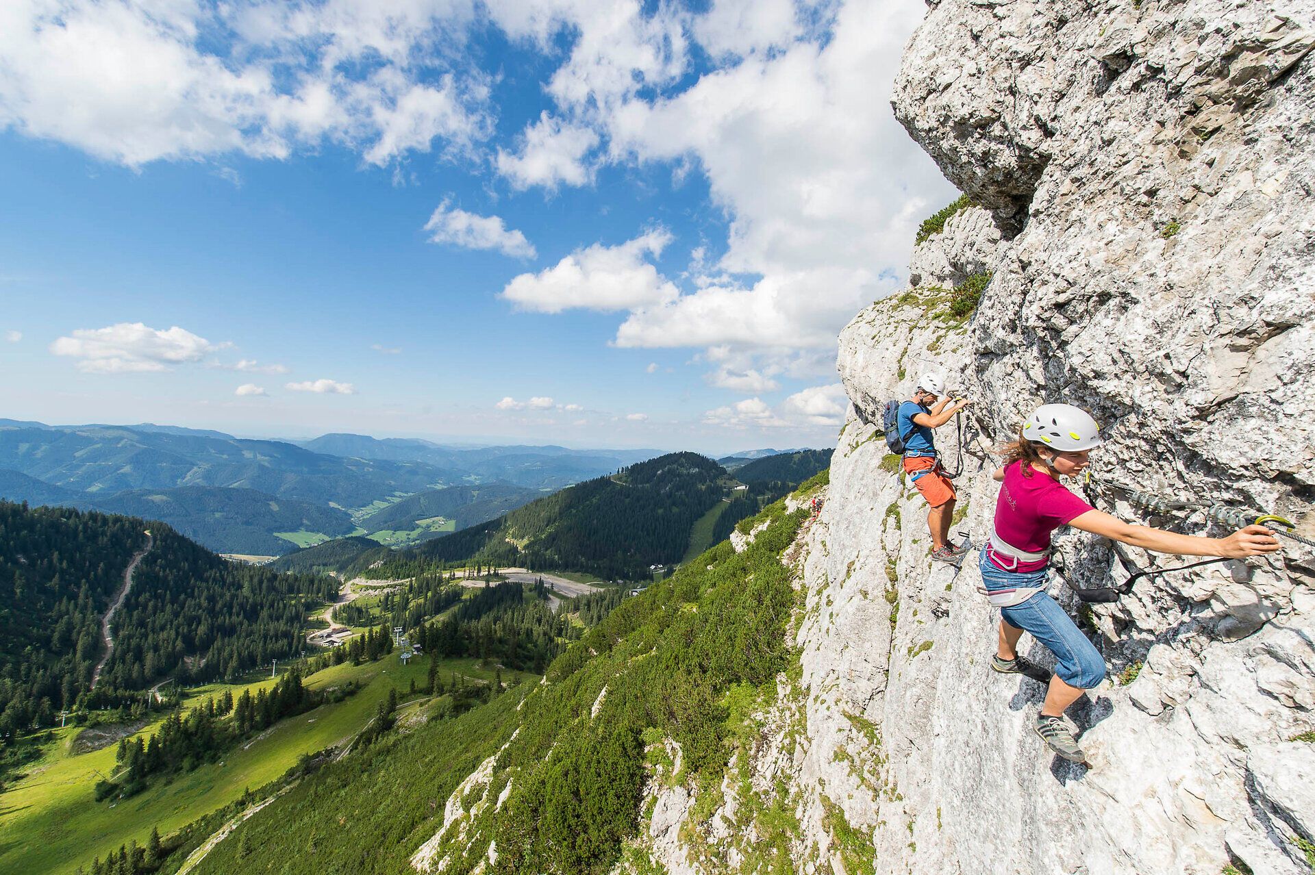 In schwindelerregender Höhe erklimmen abenteuerlustige Kletterer die steilen Felsen des Heli-Kraft Klettersteigs. Umgeben von der atemberaubenden Kulisse der Mostviertler Berge, spüren sie den Adrenalinkick und die Freiheit der Natur. Die frische Bergluft und die spektakulären Ausblicke machen diesen Ort zu einem unvergesslichen Erlebnis.
