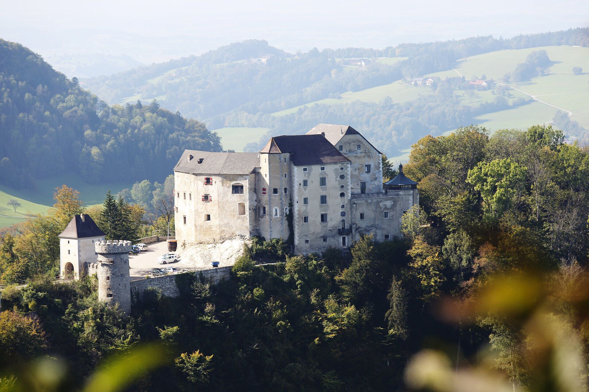 Die majestätische Burg Plankenstein thront stolz über der sanften Hügellandschaft, umgeben von üppigem Grün und malerischen Ausblicken. Hier, wo Geschichte und Natur harmonisch verschmelzen, lädt die Umgebung zu unvergesslichen Erlebnissen ein.