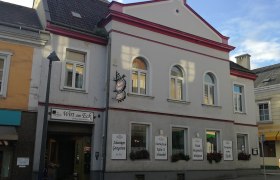 Gasthaus mit der Aufschrift 'Wirt am Eck' an einer Stra&szlig;enecke.