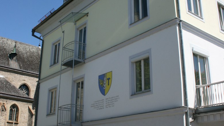 Gebäude des Stadtamts St. Valentin mit Wappen an der Fassade.
