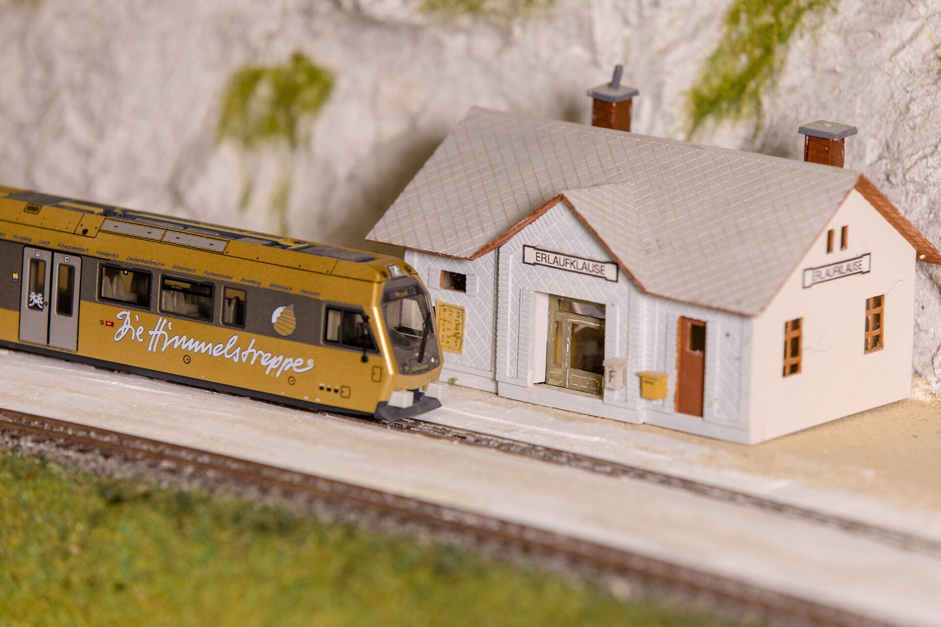 Ein charmantes Modellbahnmuseum entführt Besucher in die faszinierende Welt der Eisenbahnen. Die detailgetreu gestaltete Szenerie mit der Mariazellerbahn und dem liebevoll nachgebauten Bahnhof weckt nostalgische Erinnerungen und lässt die Herzen von Eisenbahnliebhabern höher schlagen.